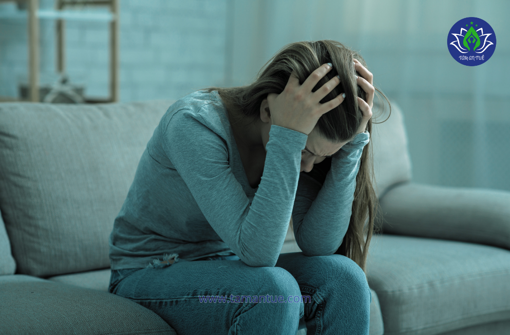 Lo âu, mất ngủ, căng thẳng.